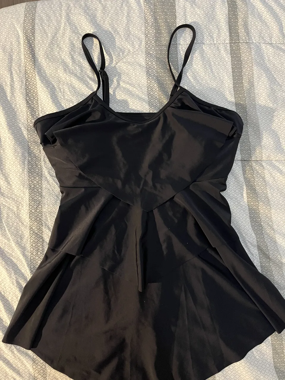 Camiseta con tiras, con diseño drapeado y tirantes finos ajustables. Ideal para lucir en la playa o pileta con estilo y comodidad.