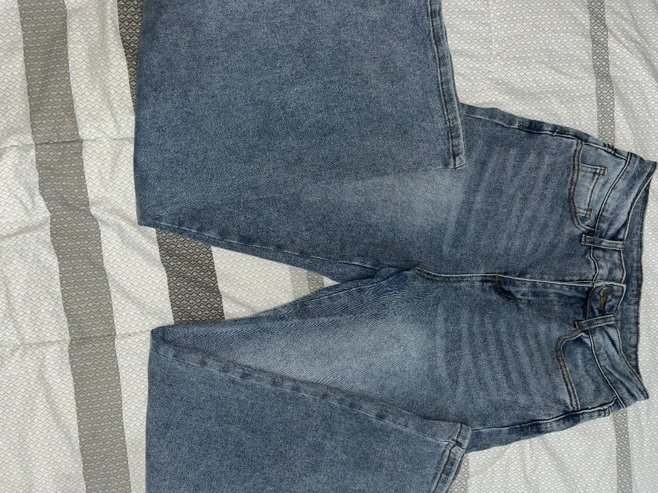 Jeans rectos de mujer con etiqueta de Indian, tiro medio, color azul, talle 36. Un clásico que nunca pasa de moda, ideal para cualquier ocasión.
