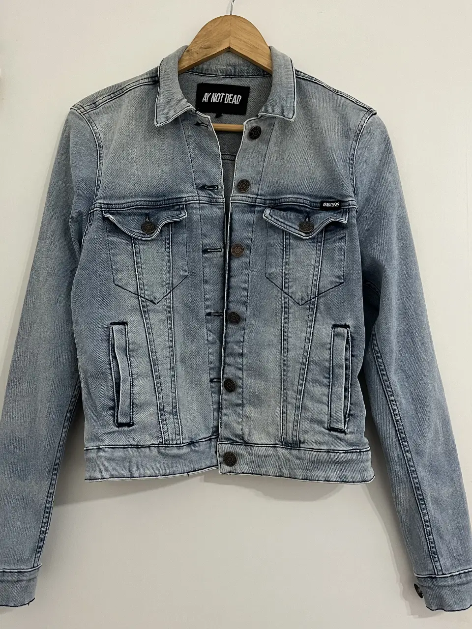 Campera de jean AY NOT DEAD, ideal para un look casual y canchero. Confeccionada en denim de alta calidad, esta campera ofrece un ajuste perfecto y un estilo atemporal. Perfecta para combinar con cualquier outfit.