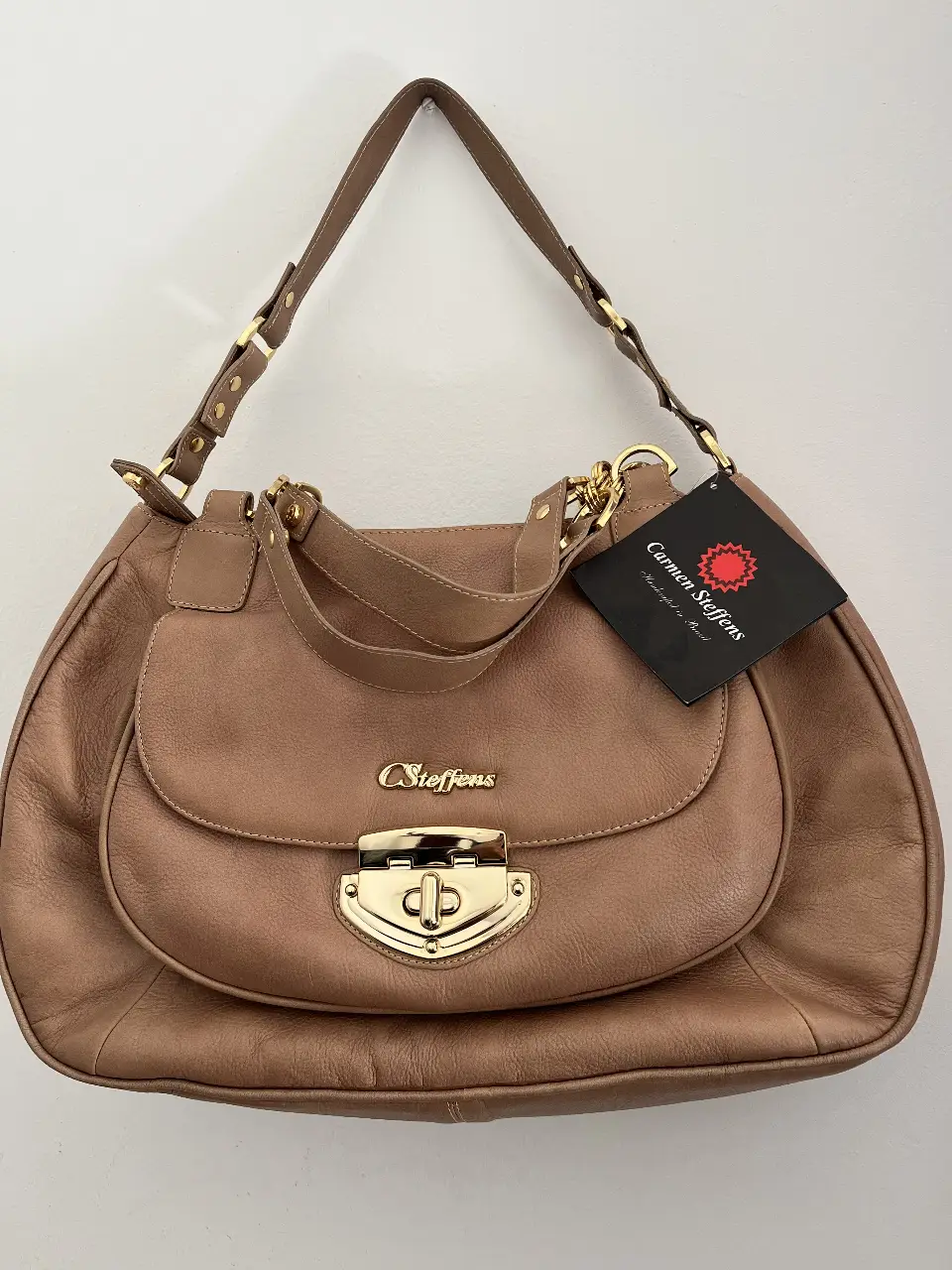 Cartera de hombro de cuero marrón con solapa y cierre dorado. Ideal para uso diario o eventos.