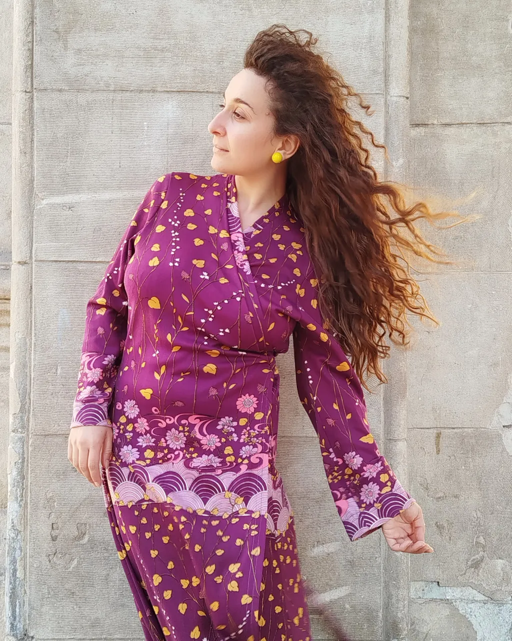 Vestido kimono , años 70  largo estampado floral, con mangas largas y escote cruzado. Ideal para un look boho chic o vintage.

