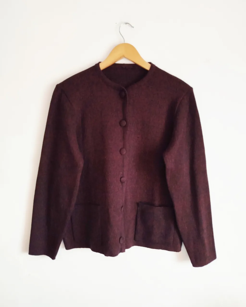 Cardigan de tejido de punto color bordó con botones al frente y dos bolsillos aplicados.
Medidas .
Hombros 37cm
Axila a axila 50cm
Sisa 22cm
Largo de mangas (cuello a puño) 69cm
Largo 58cm