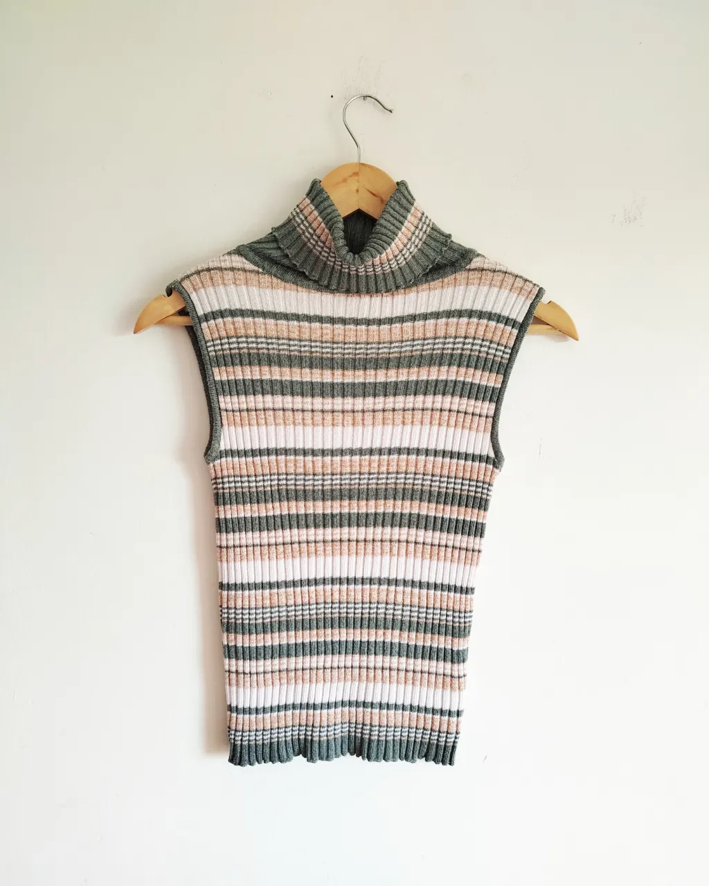 Top  / chaleco de cuello alto a rayas, sin mangas. Tejido en hilo y lurex. también puede usarse como chaleco 

Hombros 23cm

Axila a axila va desde 34cm a 48cm

Sisa 20cm

Largo 49cm