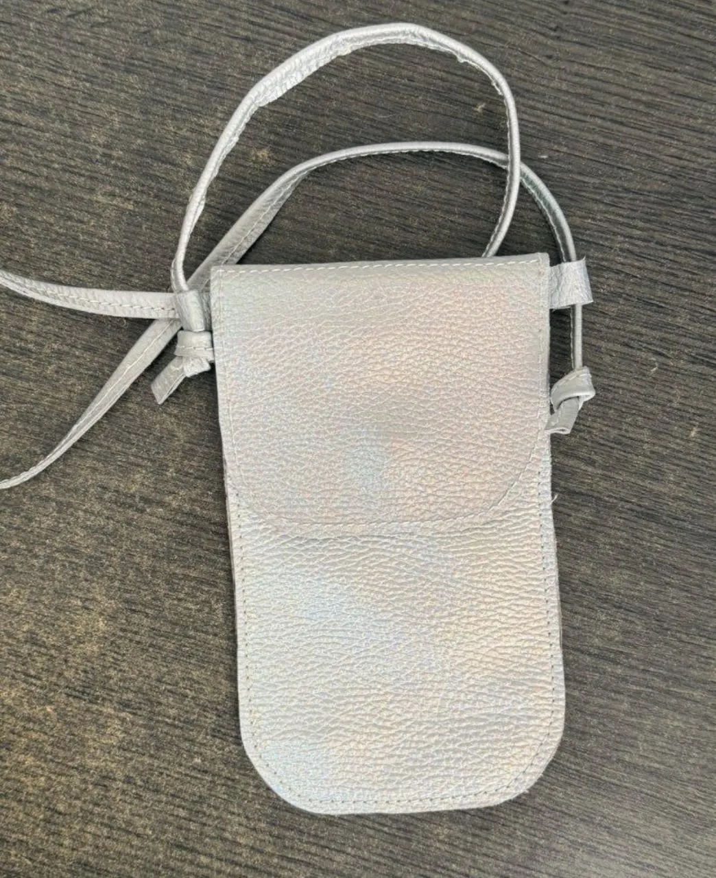 Cartera plateada para celular, ideal para llevar tus esenciales a todos lados. Su diseño moderno y brillante la hace perfecta para destacar en cualquier salida. SIN MARCA