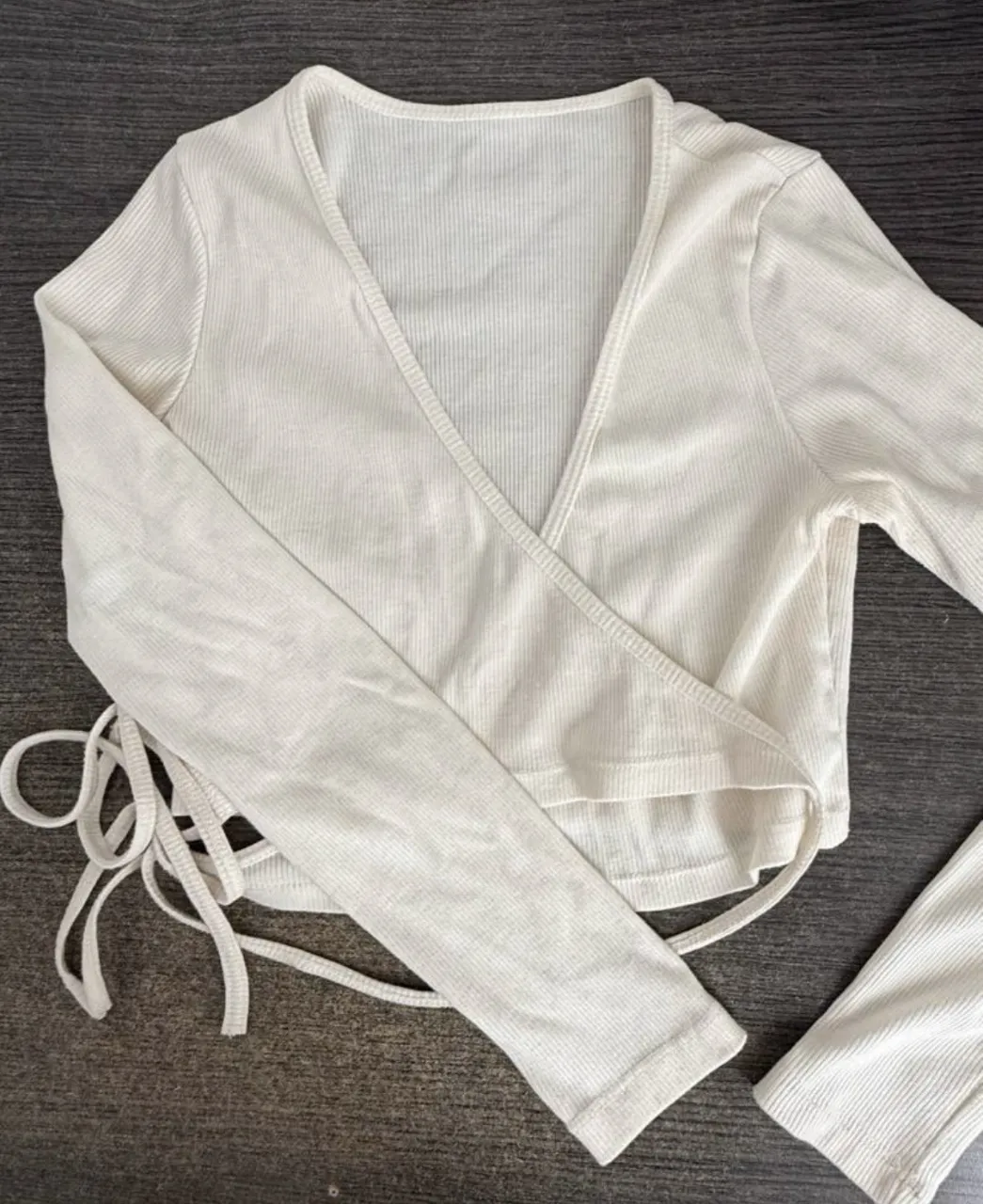 Top blanco de manga larga, estilo cruzado con lazo. Ideal para un look casual y canchero. SIN MARCA
