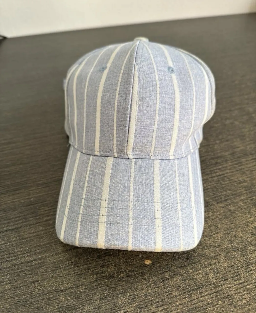 Gorra de algodón a rayas celestes y blancas, con hebilla regulable en la parte trasera. Ideal para un look casual y fresco. SIN MARCA