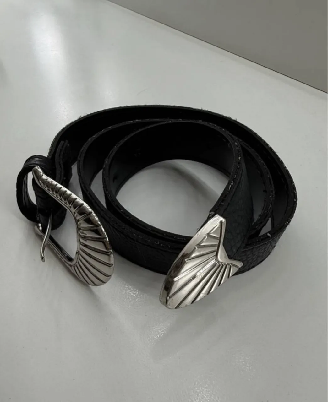 Cinturón negro con hebilla plateada estilo western. Un accesorio ideal para darle un toque canchero a tus looks. SIN MARCA, 80cm de largo