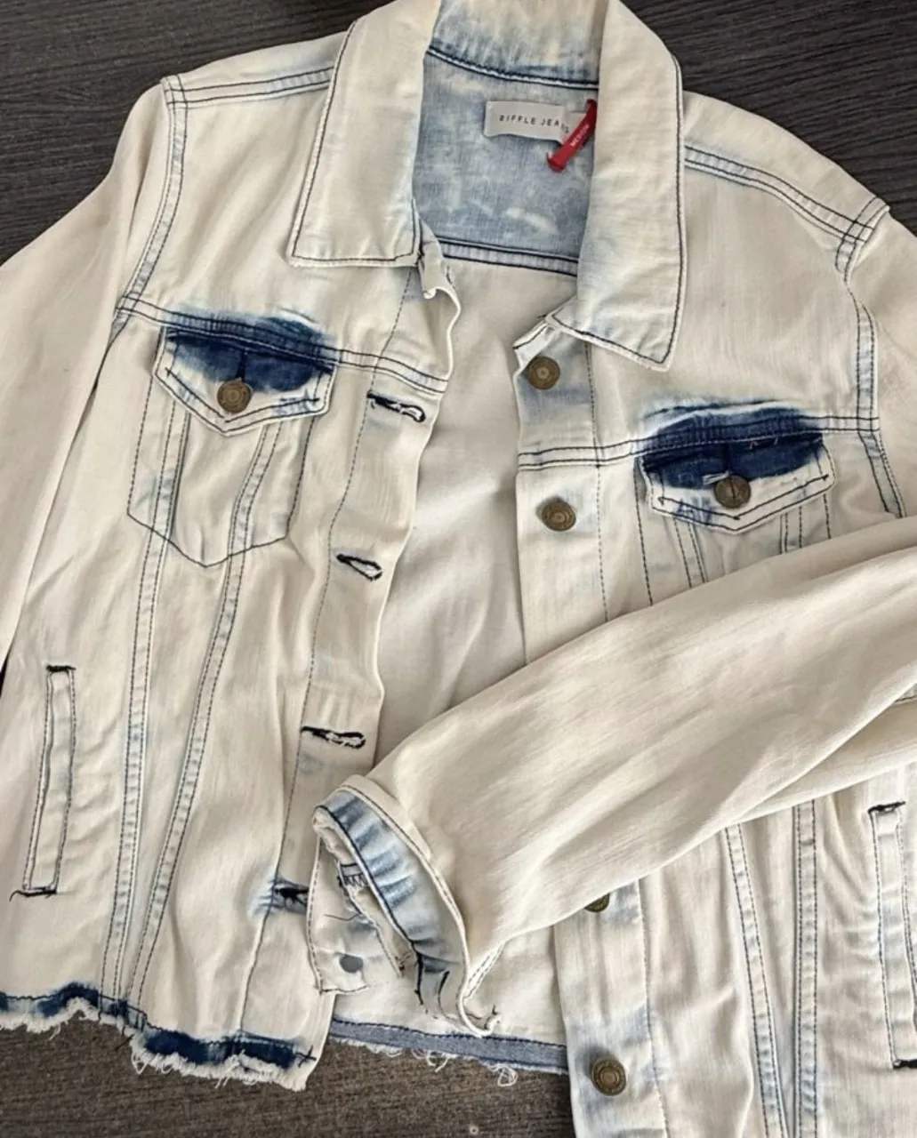 Campera de jean blanca con detalles desgastados en azul. Un clásico que no puede faltar en tu guardarropa, ideal para darle un toque canchero a cualquier outfit.