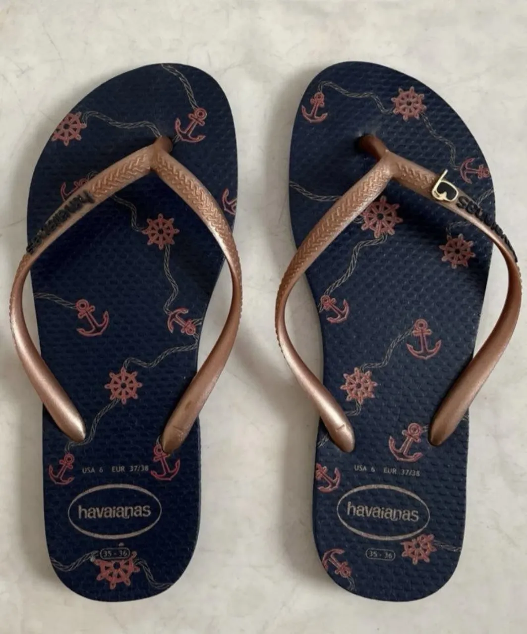 Ojotas Havaianas súper cómodas y cancheras con estampa de anclas y timones, con pin se snorquel. Ideales para el verano, la playa o para estar comfy en casa. ¡Un clásico que no puede faltar!