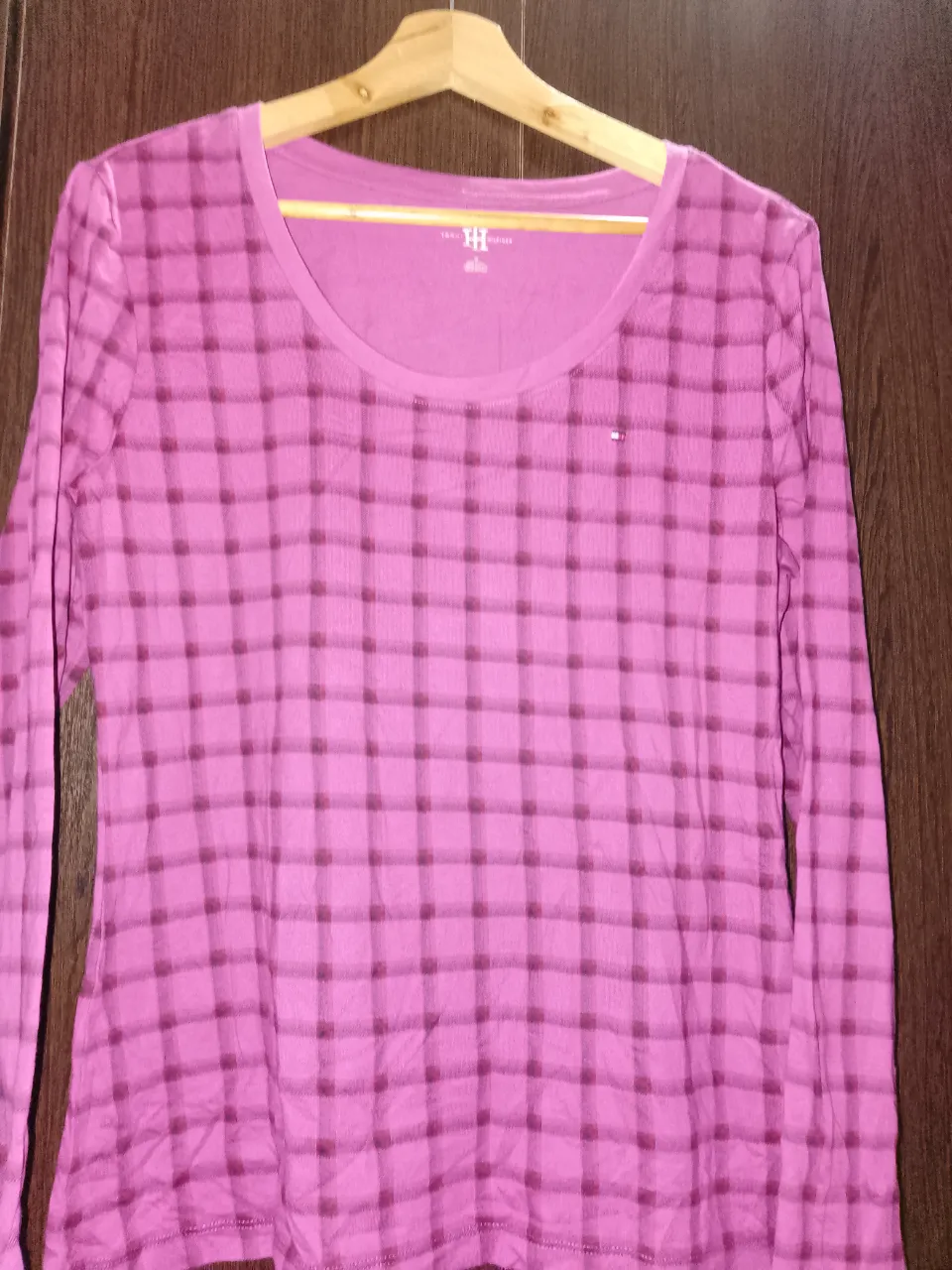Remera manga larga a cuadros en tonos de rosa y fucsia. Posee cuello redondo y un pequeño logo de la marca en el frente.