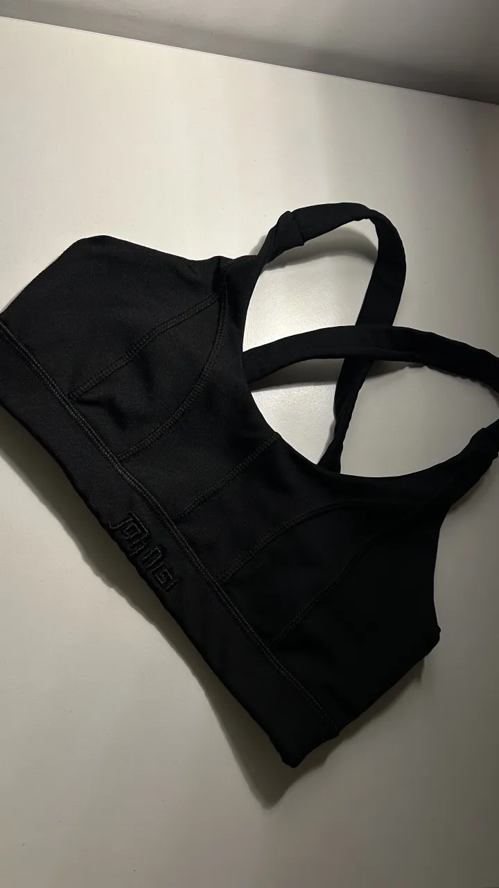 Top deportivo negro, ideal para entrenamientos. Diseño cruzado en la espalda 