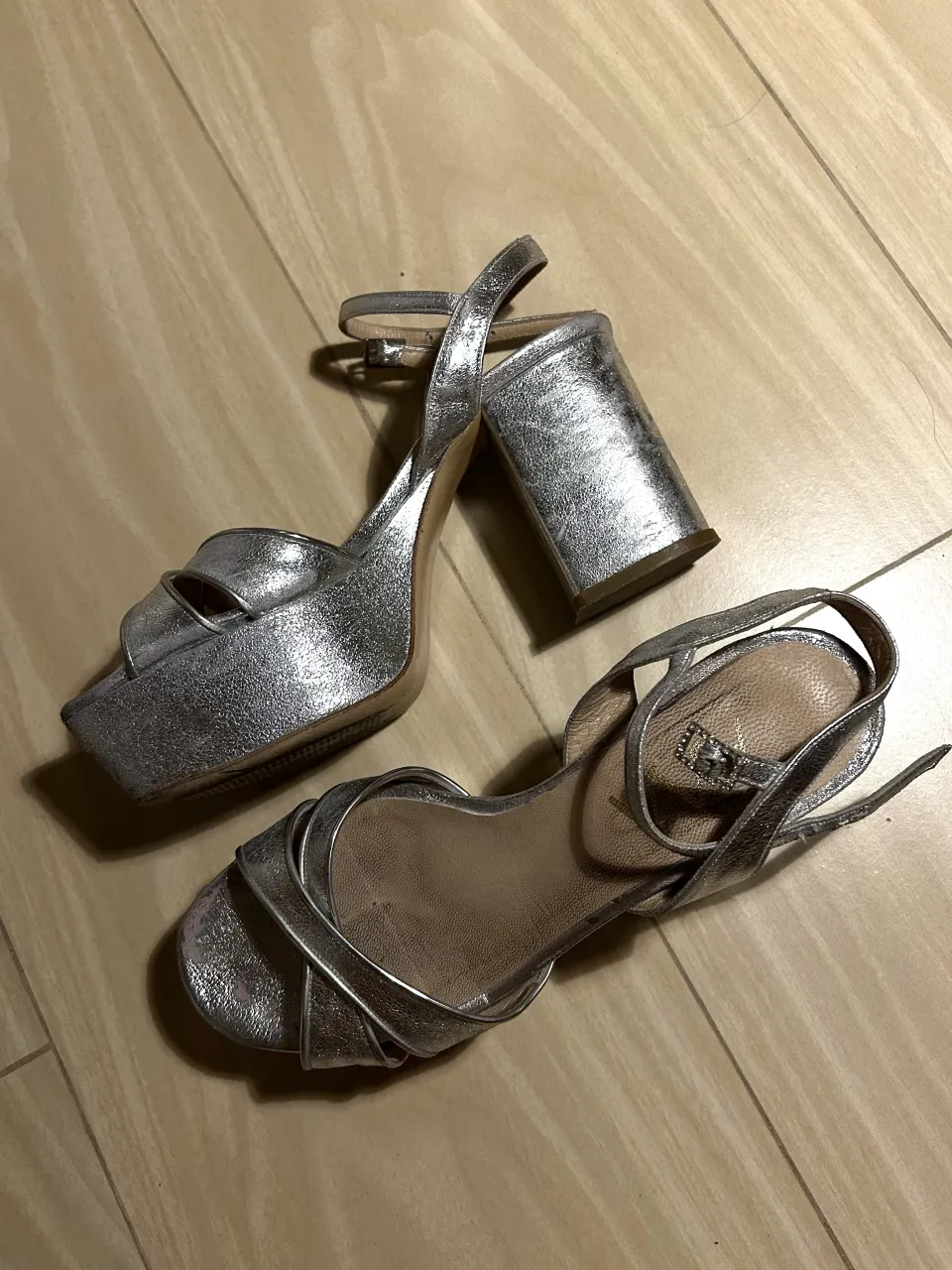 Sandalias plateadas con taco plataforma y tiras finas. 