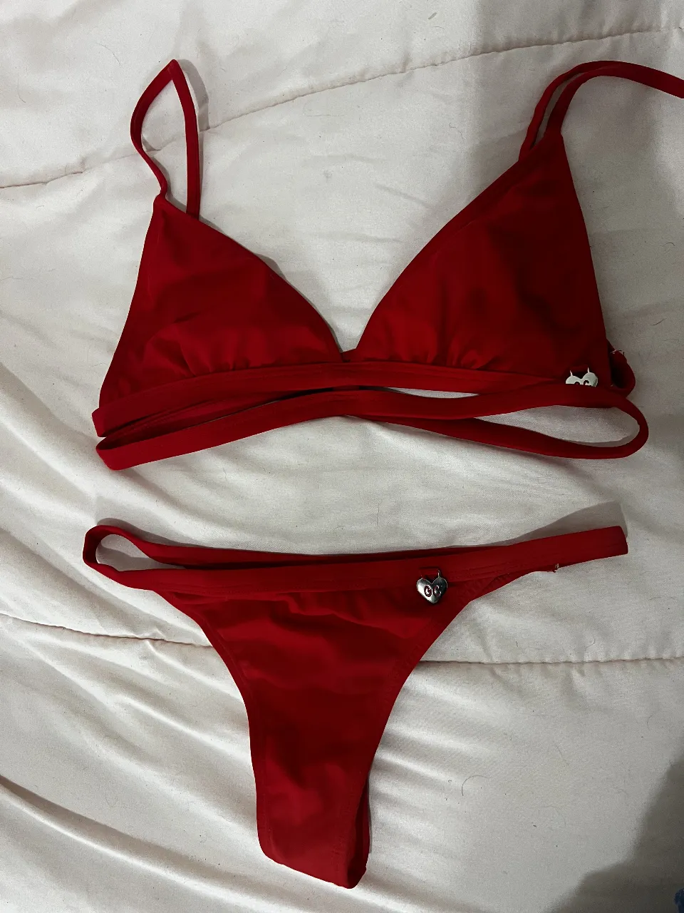 Guadalupe Cid talle L. impecable Conjunto de bikini rojo, ideal para la playa o pileta. Incluye top triangular y bombacha cavada. Perfecto para lucir este verano.