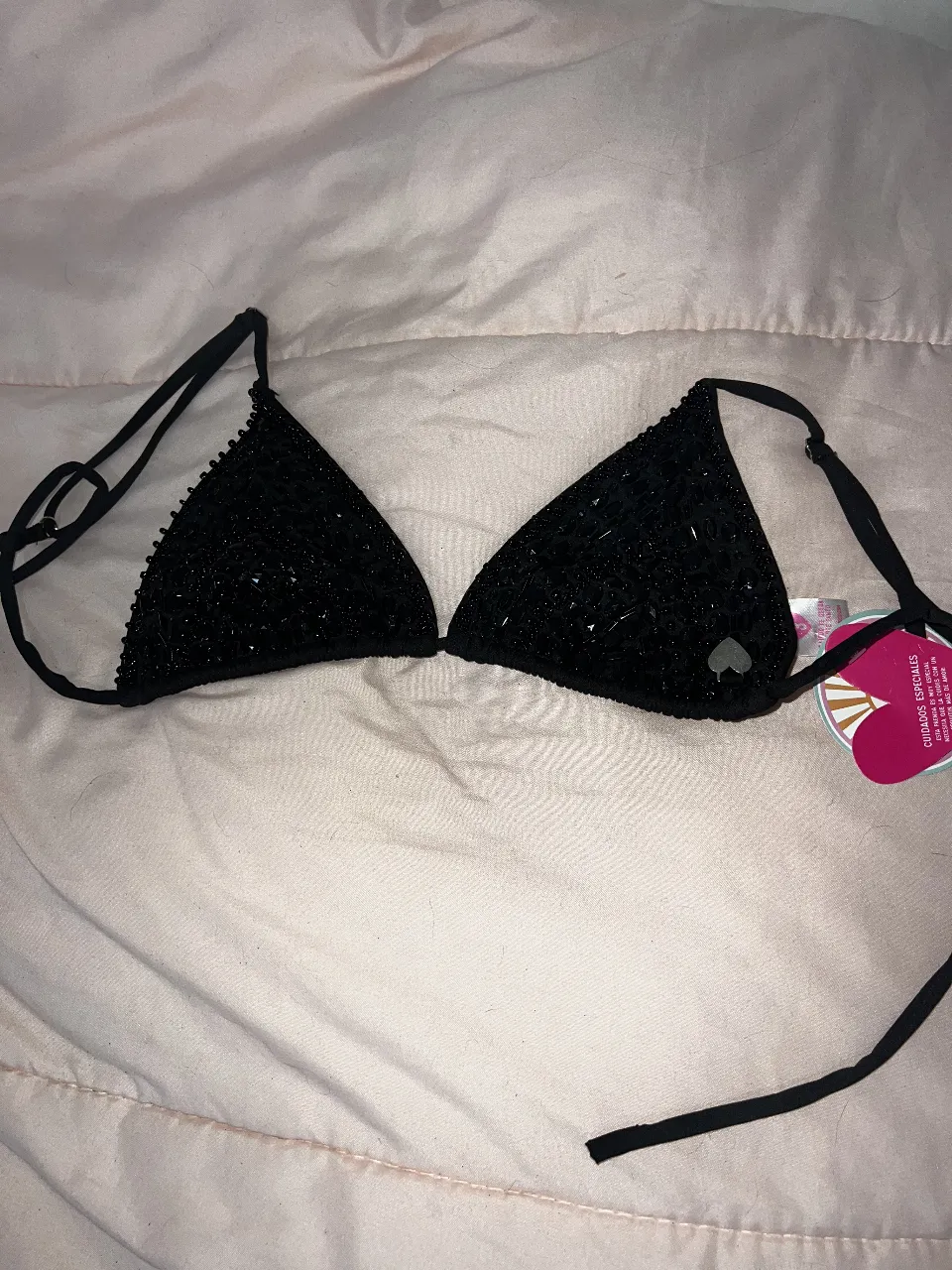 Guadalupe Cid talle 3. Top de bikini negro con detalles de pedrería. Ideal para la playa o pileta. Marca con logo de corazón.