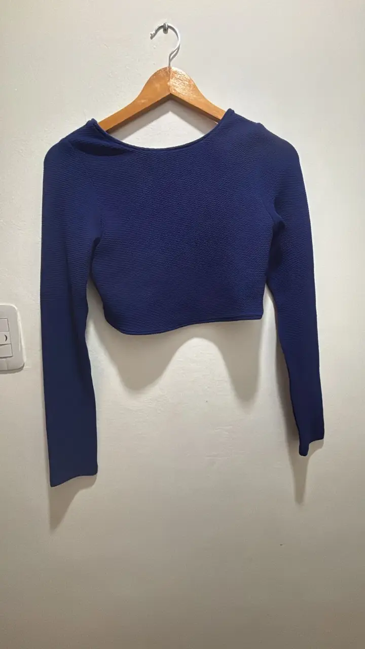 Sweater crop de manga larga, azul marino, ideal para un look moderno y versátil. Perfecto para combinar con diferentes outfits.