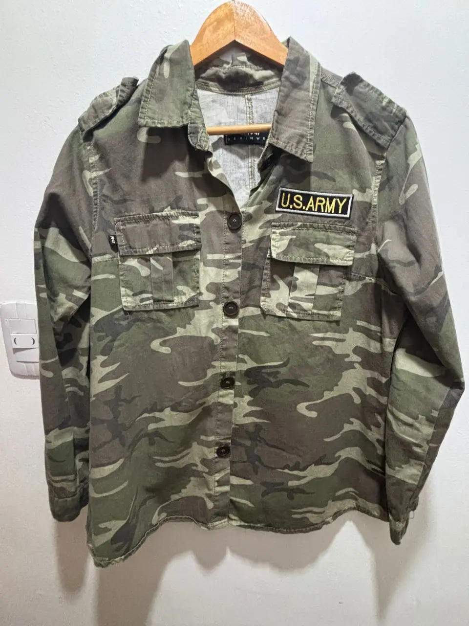 Camisa de hombre con estampado camuflado, con parche de U.S. ARMY y detalles de Harley Davidson en la manga. Talle 3/42, 100% algodón. Estilo militar y vintage.