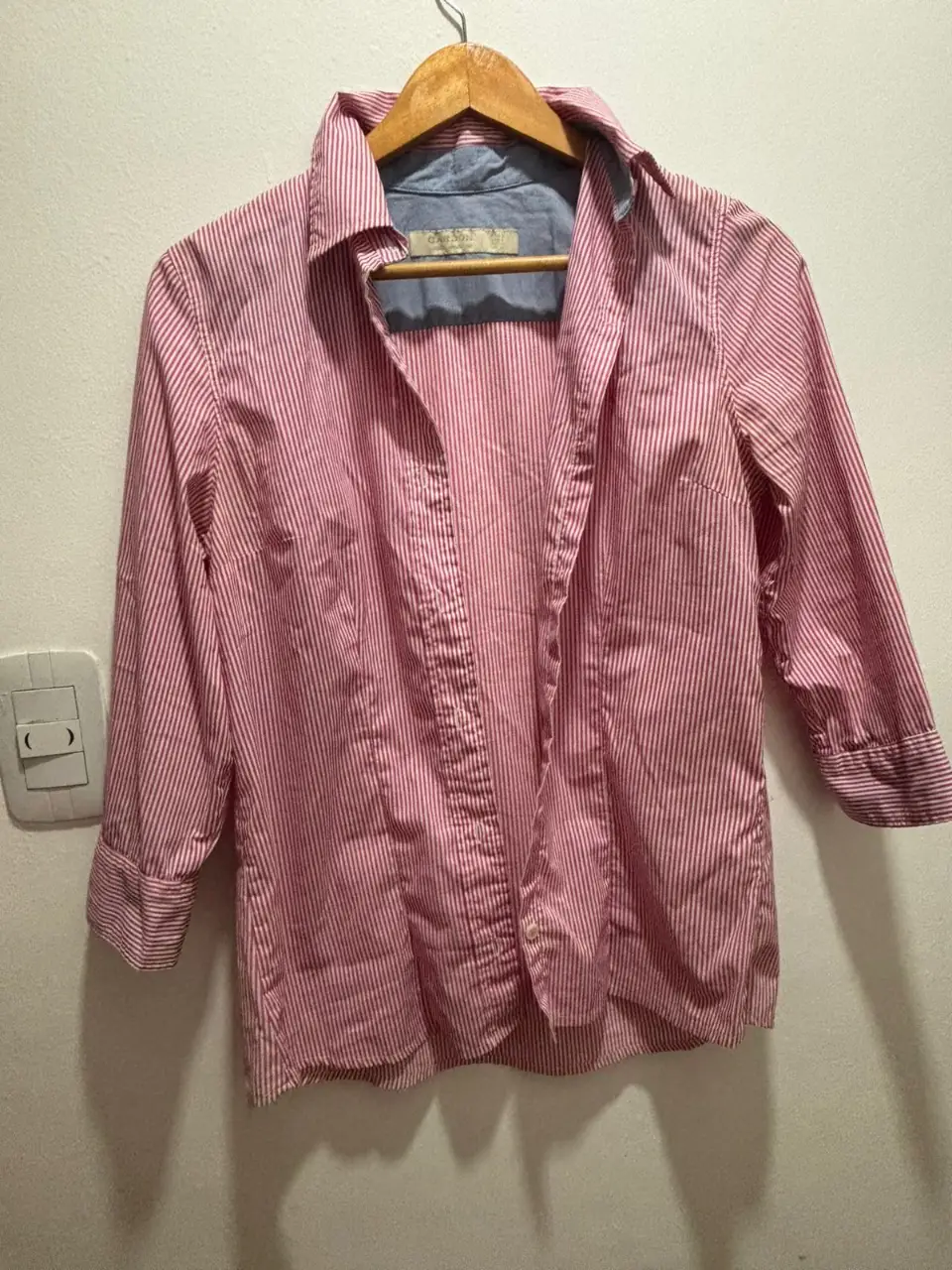 Camisa a rayas rosa y blanca de la marca Cardon, con mangas 3/4. Ideal para un look casual y fresco.