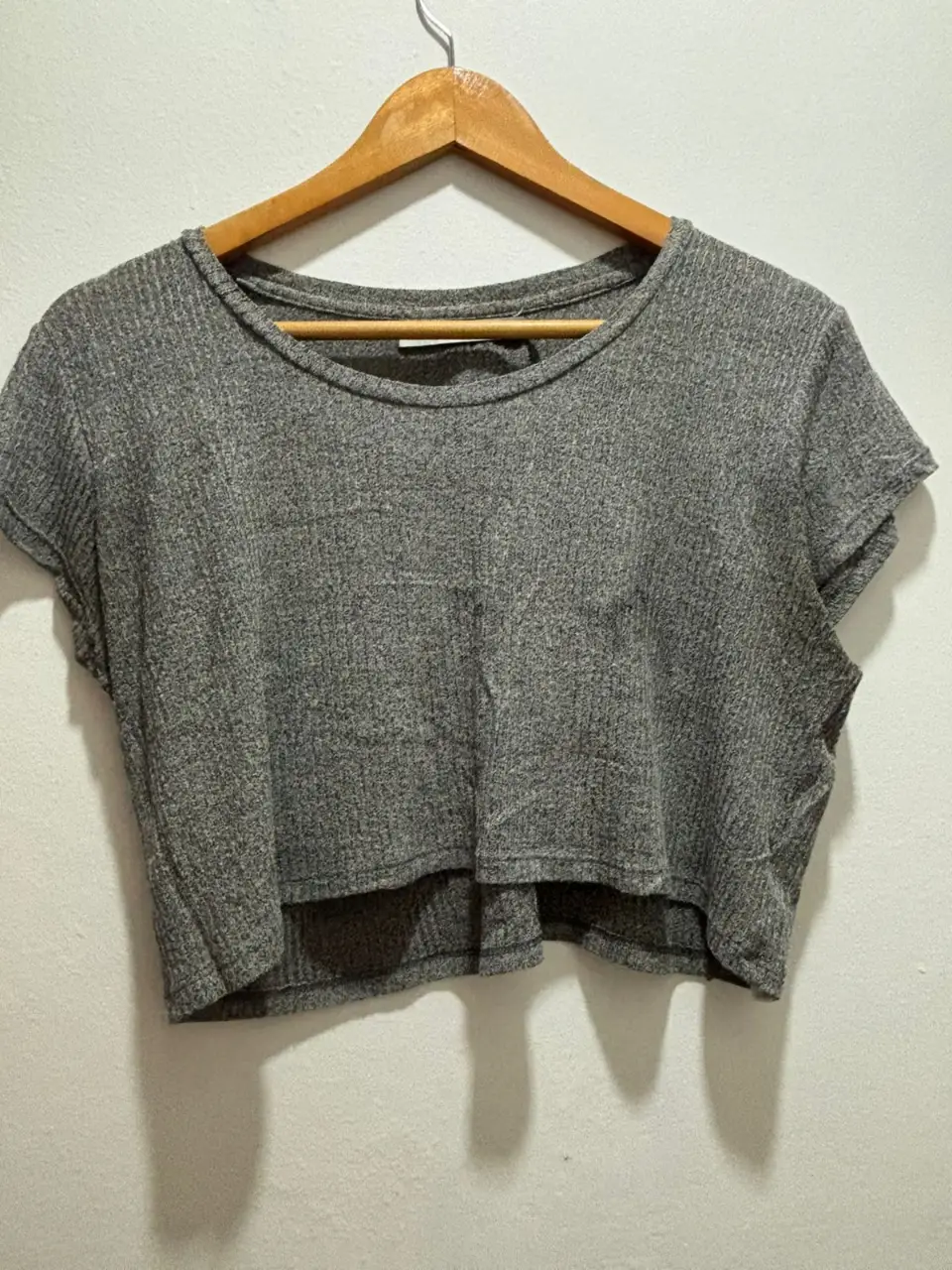 Top corto de mujer, color gris, de la marca Cher. Ideal para un look casual y moderno.