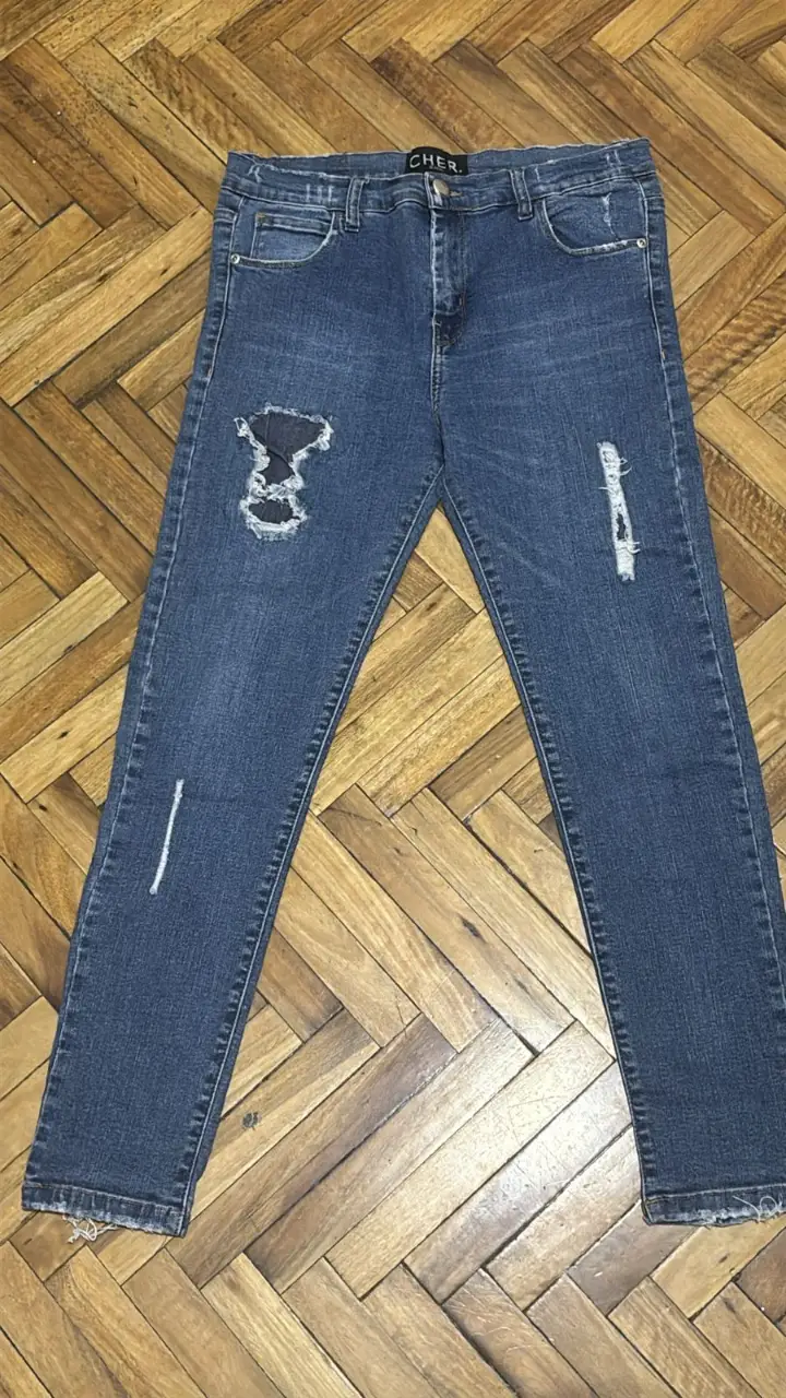 Jeans de mujer, tiro medio, con roturas y detalles desgastados. Marca Cher.