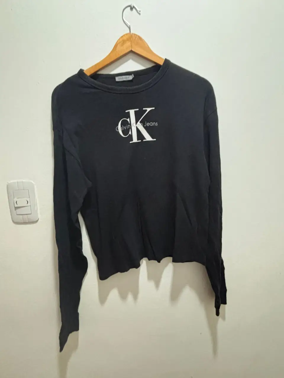 Buzo de cuello redondo negro de Calvin Klein Jeans con el logo de la marca en blanco. Ideal para un look casual y moderno.
