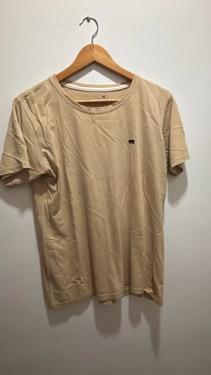 Remera manga corta color crudo de la marca Orsobianco, con logo bordado en el pecho. Talle L. Ideal para un look casual y cómodo.