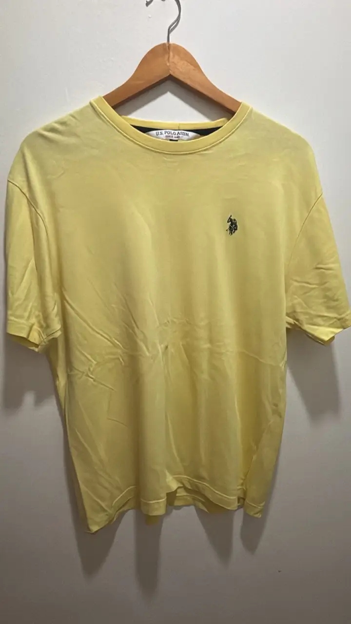 Remera amarilla de hombre, de la marca U.S. Polo Assn., de manga corta y cuello redondo. Ideal para un look casual y cómodo.