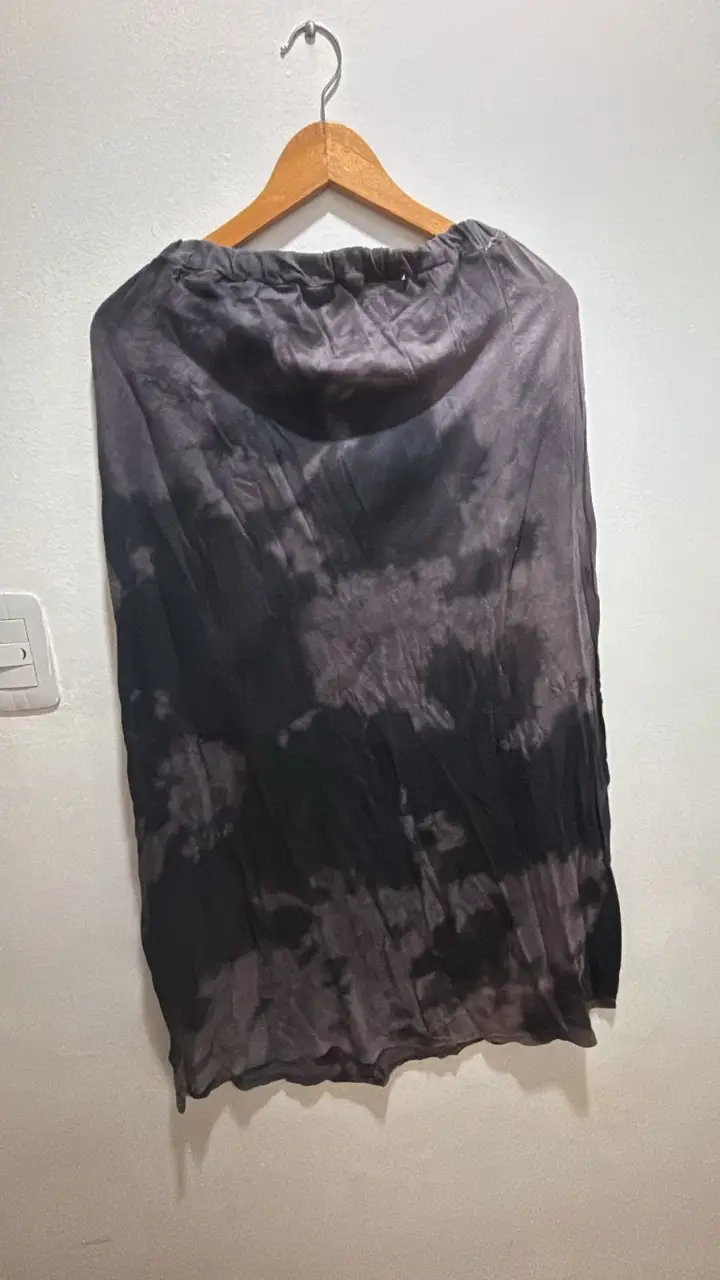 Pollera larga de mujer con estampado tie dye en tonos grises y negros. Marca Mua!. Confeccionada en 100% algodón, ideal para un look casual y cómodo.
