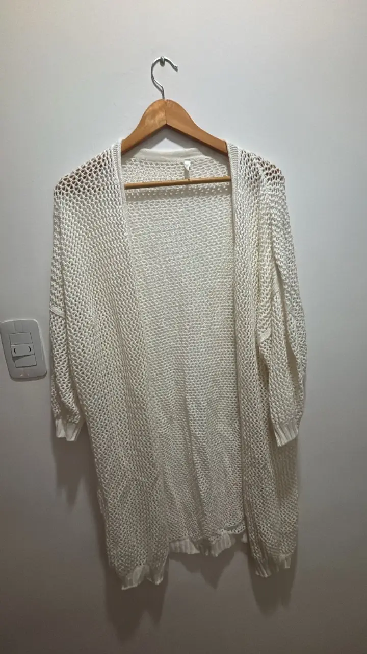 Cardigan blanco tejido, ideal para usar en primavera o verano. Es de manga 3/4 y calce suelto.