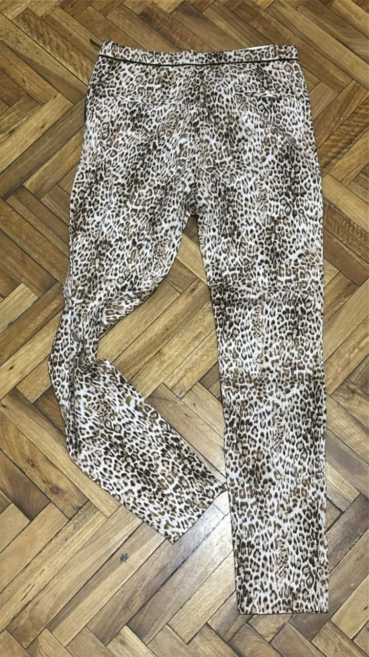 Pantalón suelto con estampado de leopardo. Tiro medio, con cierre en los tobillos. Ideal para un look canchero y cómodo.