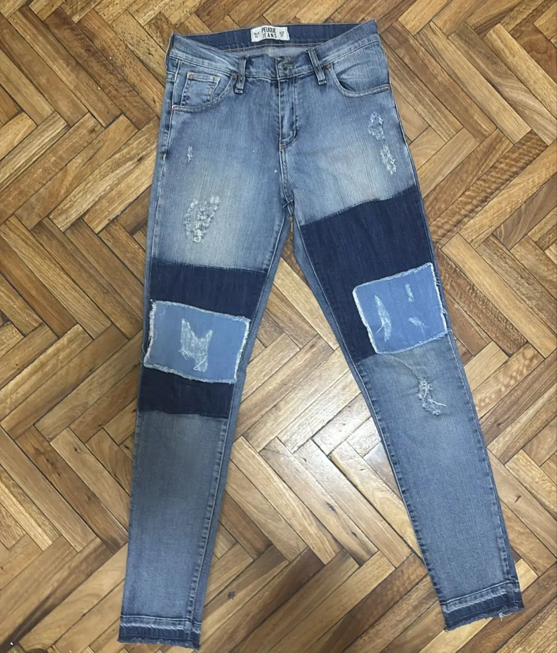 Jeans de mujer con parches y roturas. Talle 42. Corte recto, tiro medio. Ideal para un look casual y canchero.