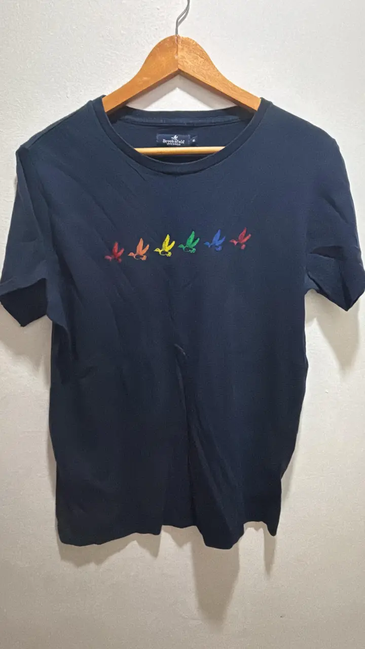 Remera negra de hombre con estampado de aves en colores. Marca Brooksfield Sportswear. Talle M.