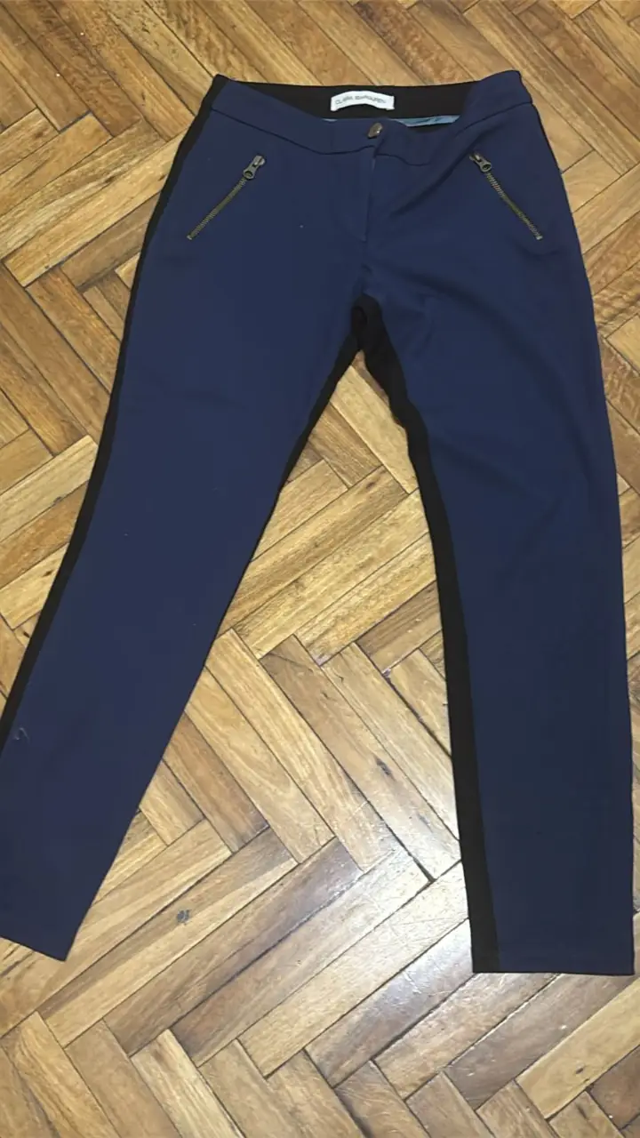 Pantalón sastrero azul con detalles en negro y cierre en los bolsillos. Talle 38A.