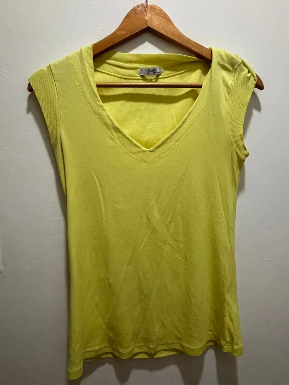 Musculosa amarilla de mujer, con cuello en V y corte recto. Ideal para un look casual y fresco.