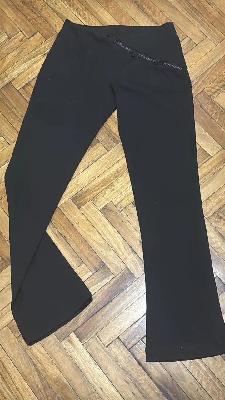 Pantalón de vestir negro de la marca KOSIUKO, talle M. Ideal para un look elegante y sofisticado.