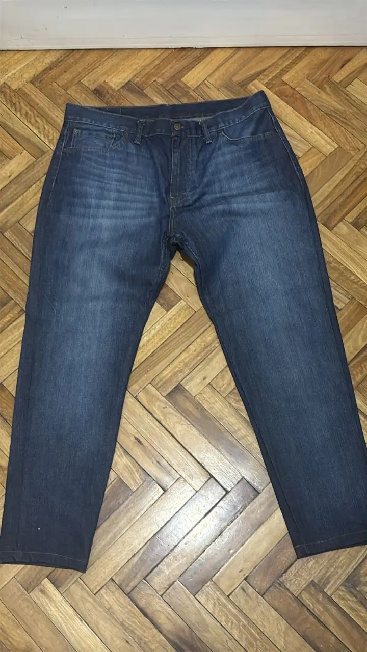 Jeans rectos de hombre, color azul oscuro, de la marca Levi's. Talle 36x32. Ideal para un look casual y cómodo.