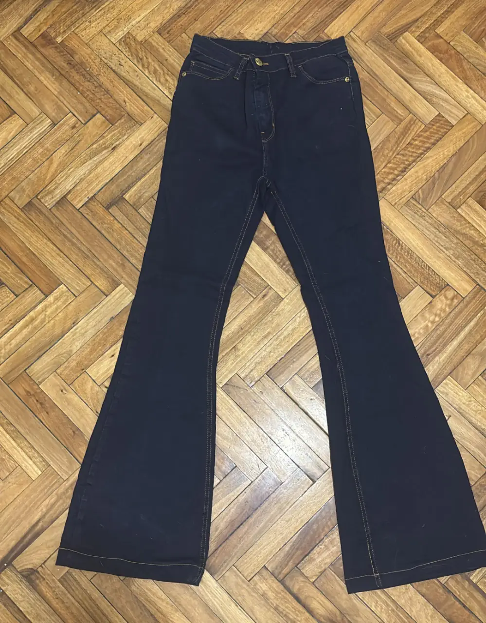 Jeans de mujer, modelo campana, tiro alto, color azul oscuro. Marca Cher Jeans. Ideal para un look casual y moderno.