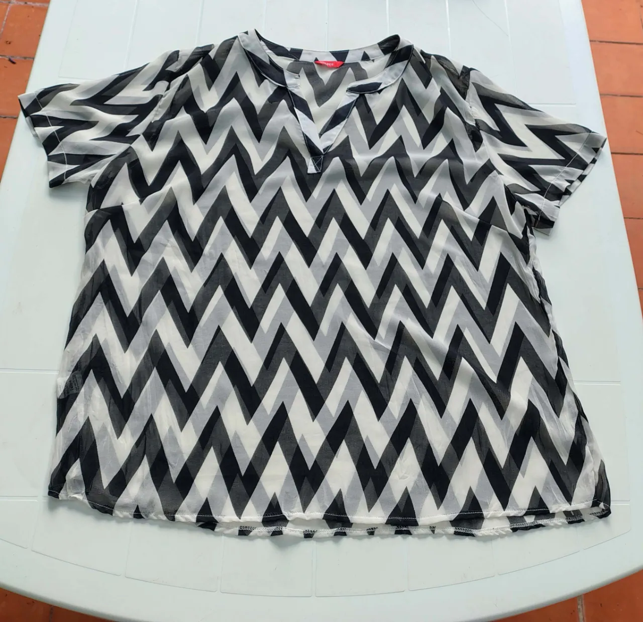 Blusa estampada con zig-zag en blanco y negro.