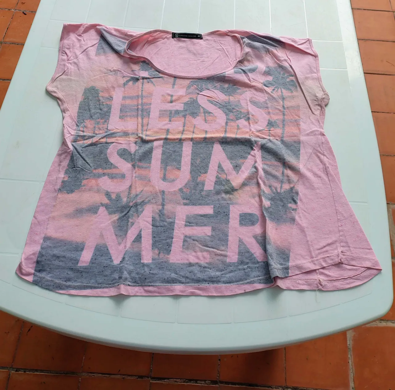 Remera rosa con estampa.