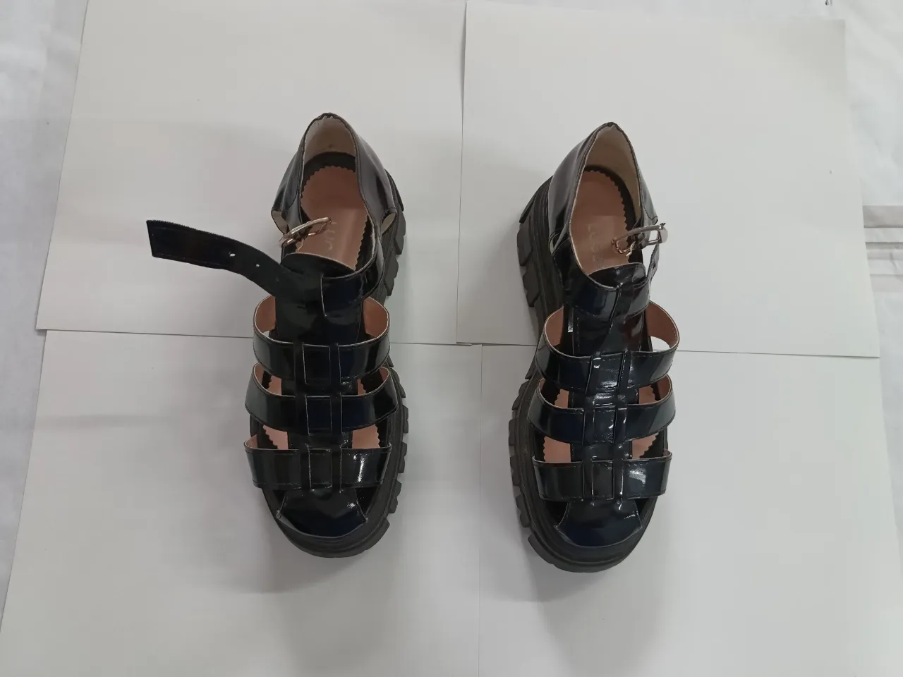 franciscanas negras de charol con hebilla. Suela gruesa y antideslizante. Un solo uso. 