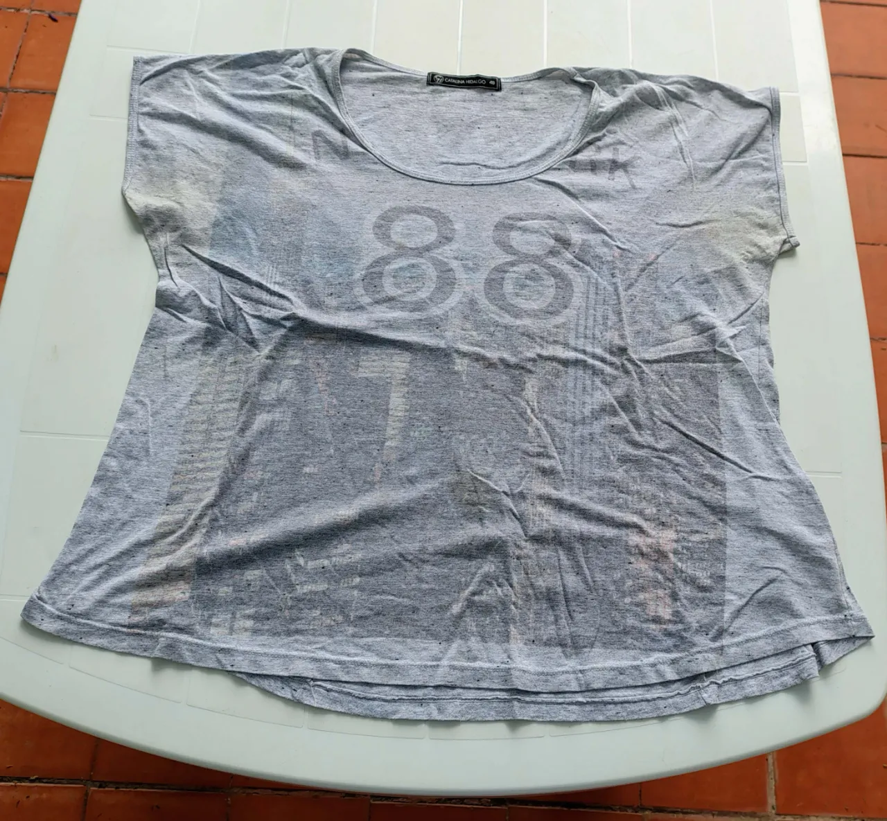 Remera gris con estampa.
