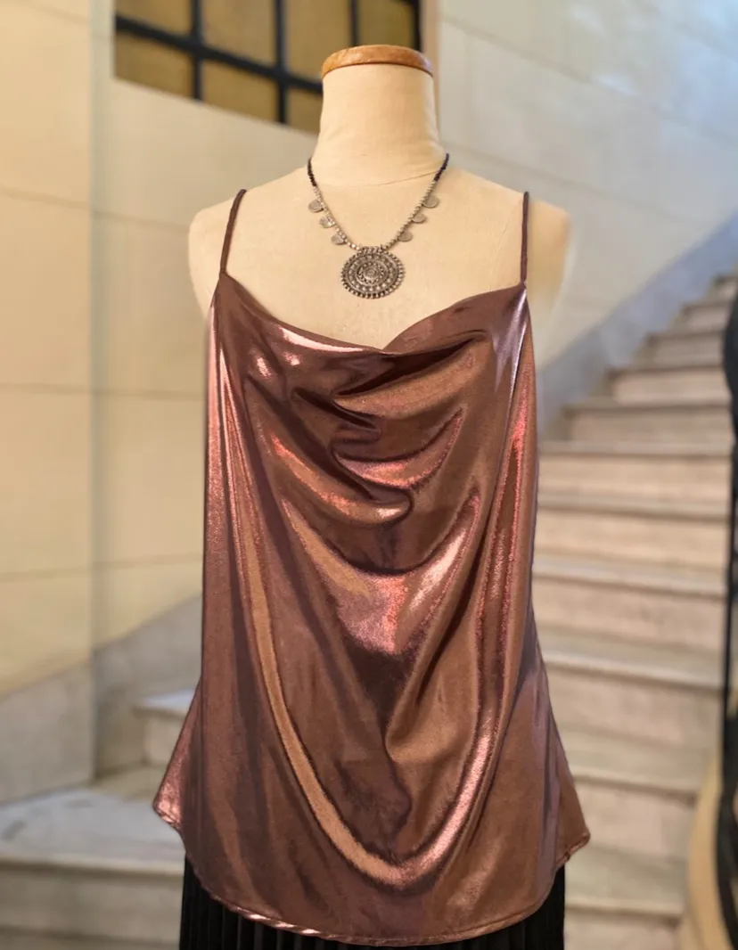 Top metálico con breteles finos y escote drapeado. Ideal para un look de noche o fiesta.