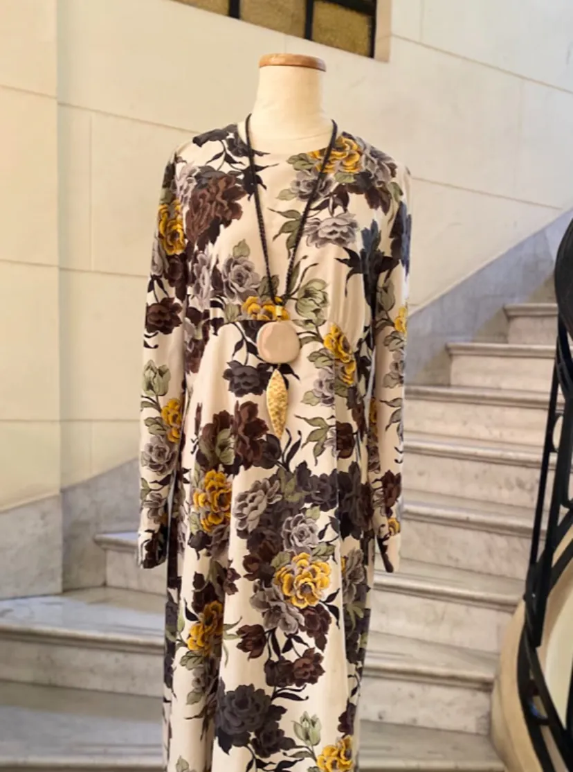 Vestido largo estampado floral con mangas largas y cuello redondo. Un diseño clásico con un toque vintage, ideal para lucir elegante en cualquier ocasión.