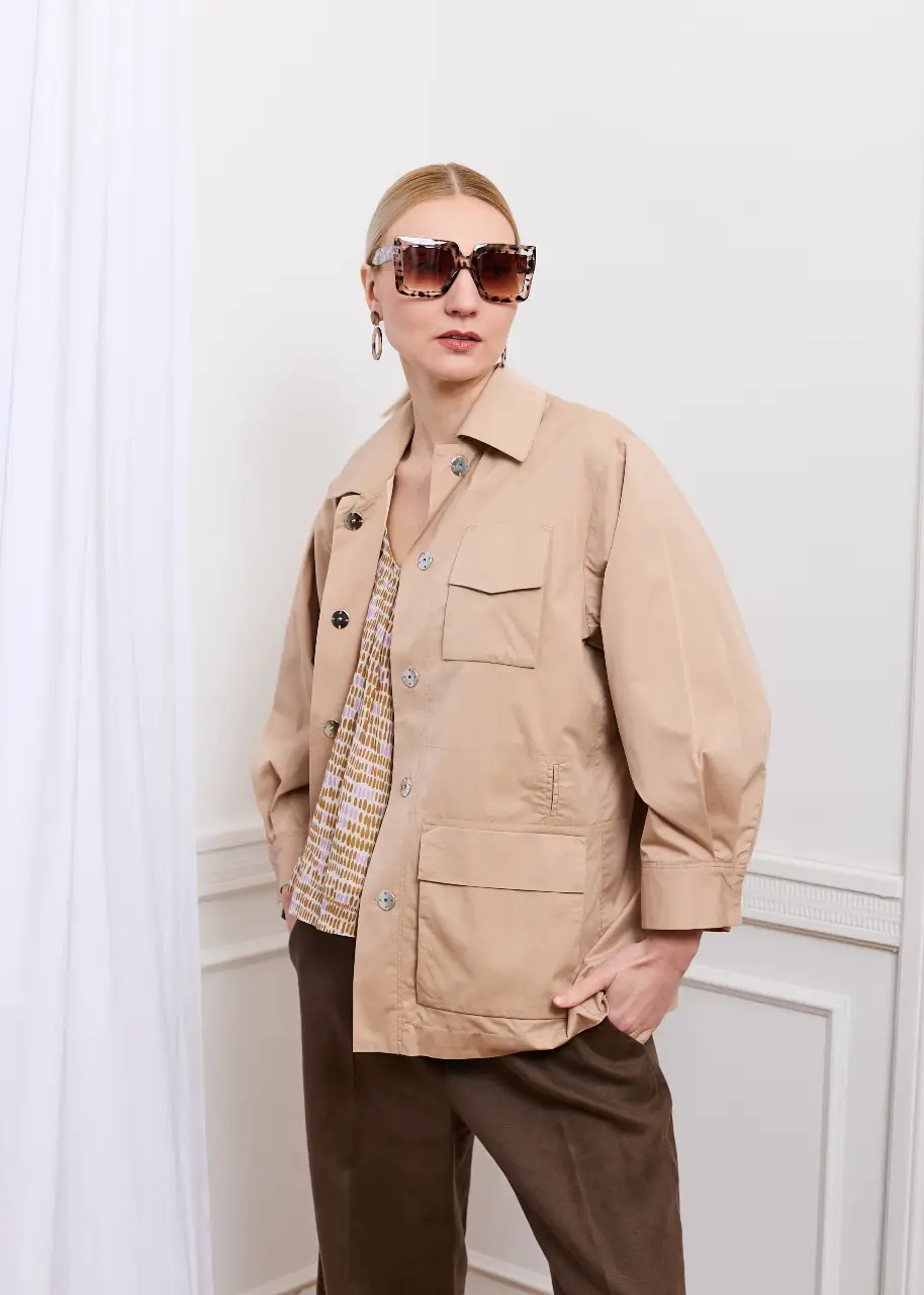 Campera estilo bomber en color crudo, con múltiples bolsillos y botones. Ideal para un look utilitario y casual.