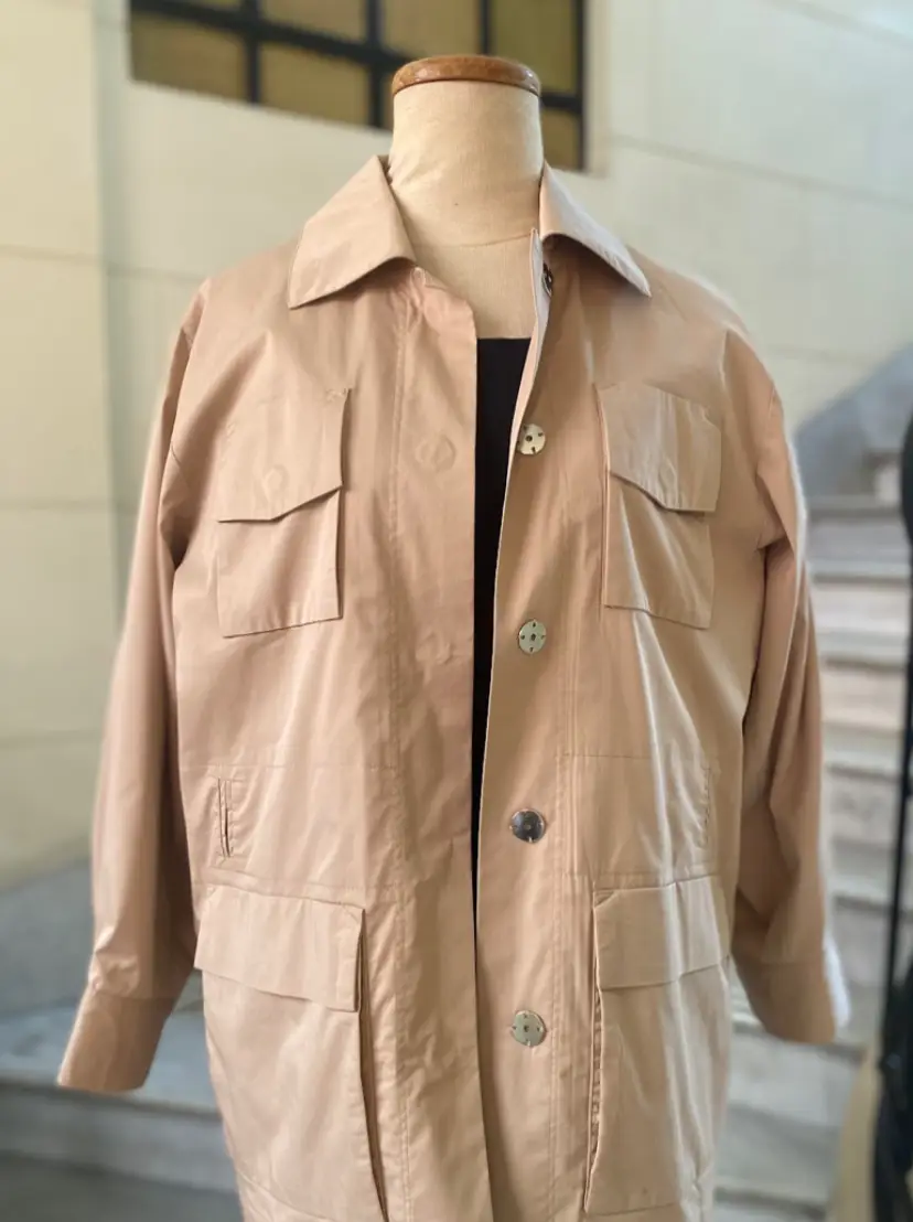 Campera estilo bomber en color crudo, con múltiples bolsillos y botones. Ideal para un look utilitario y casual.