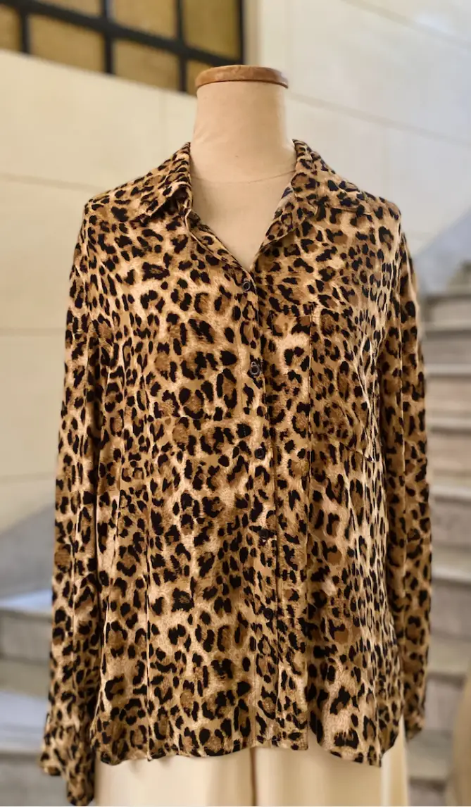 Camisa de mujer con estampado de leopardo. Ideal para un look casual o para salir. Manga larga y botones.