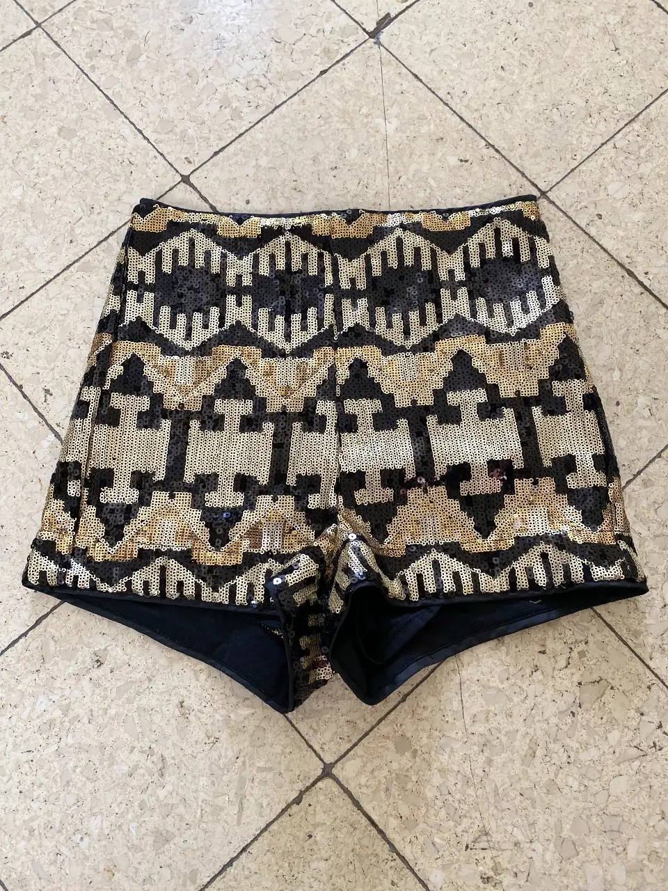 Shorts de fiesta con lentejuelas doradas y negras, tiro alto. Ideal para eventos y salidas nocturnas.