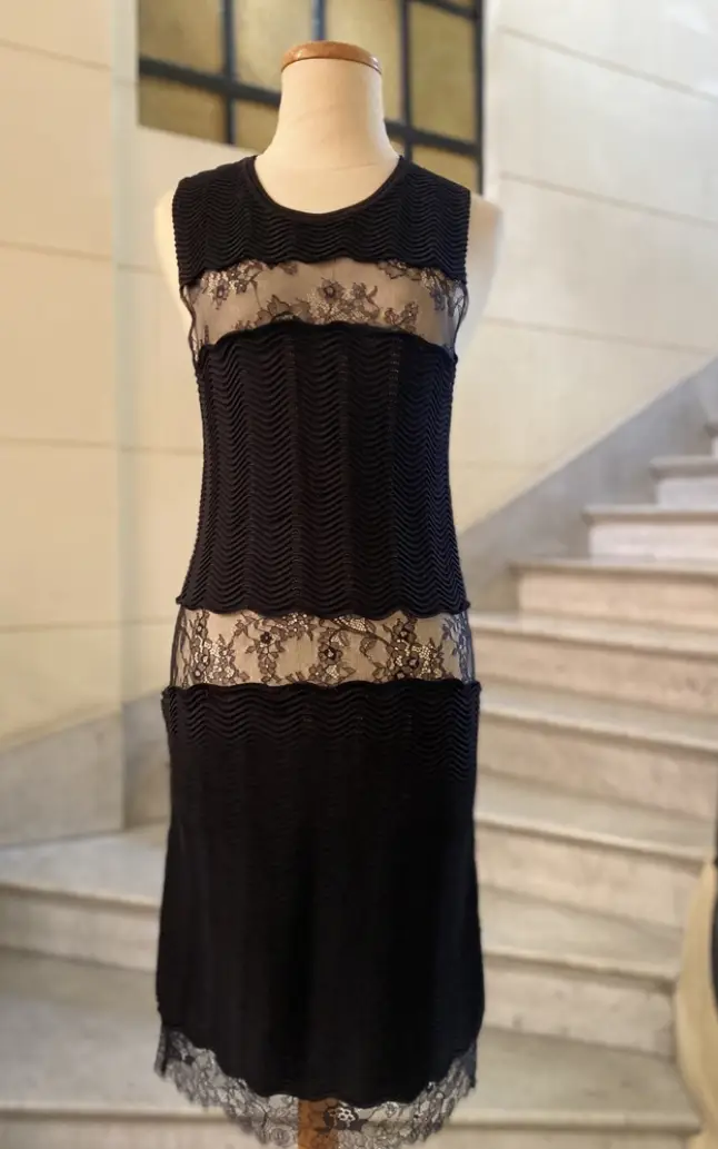 Vestido negro mini con detalles de encaje. Ideal para una salida o evento especial. Diseño elegante y femenino.