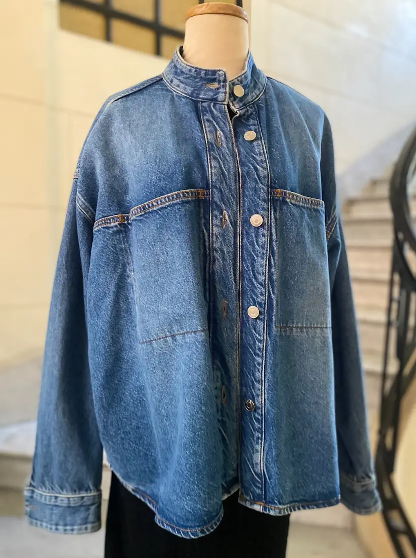Campera de jean azul con cuello mao y botones. Corte holgado y estilo casual.