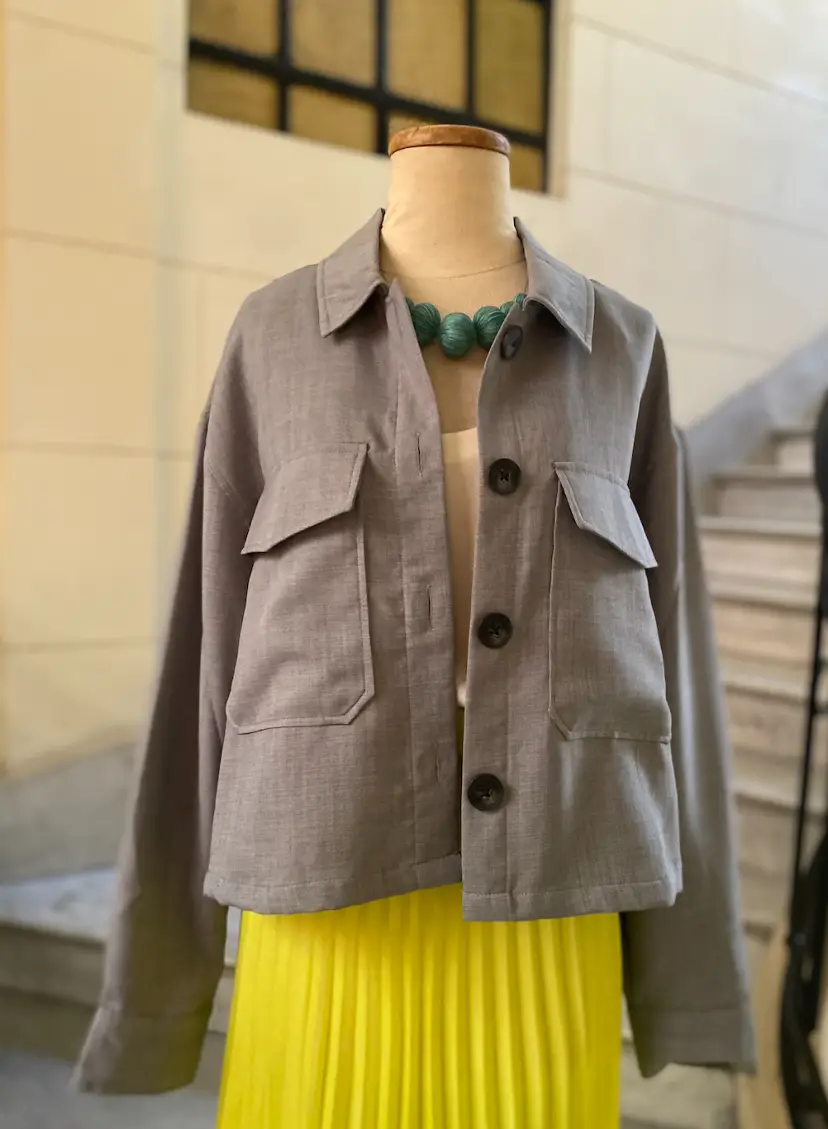 Campera estilo camisa en color gris, con dos bolsillos delanteros y botones. Ideal para un look casual y moderno.