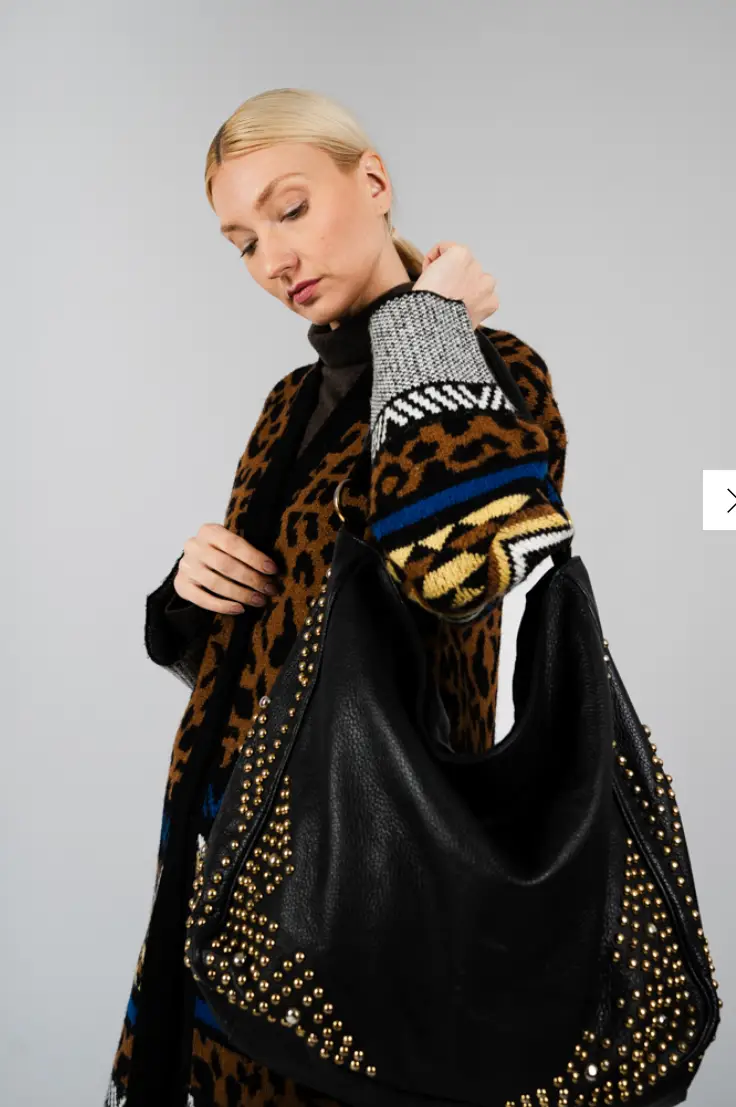Cartera hobo negra con tachas doradas. Un accesorio audaz y versátil para cualquier look. Ideal para llevar tus esenciales con estilo.